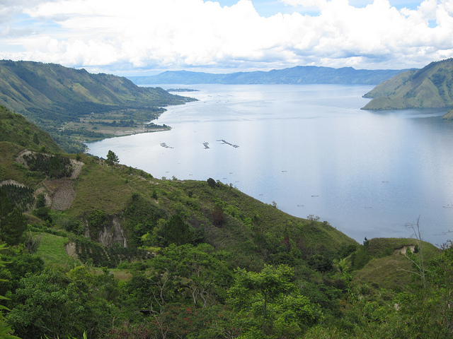 Just a hint of Lake Toba. (Photo by Miguel Vieira)